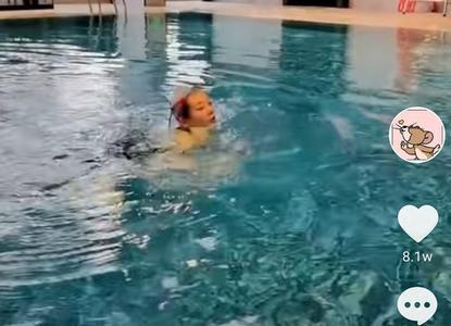 陪泳是啥意思