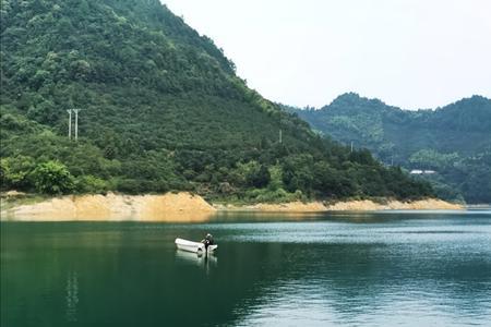 水平如镜的湖面像什么