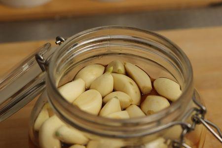 塑料瓶子可以腌制腊八蒜吗