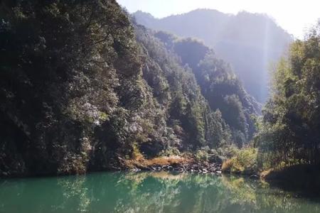 遥遥星光寂寂河流的意思
