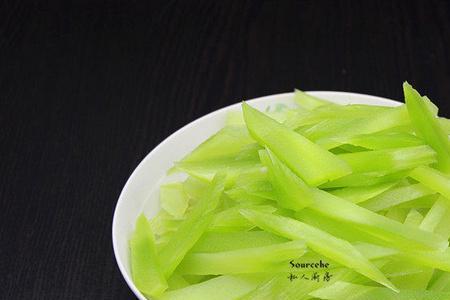 切莴苣怎样切成菱形