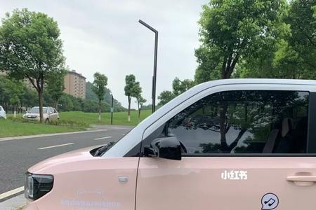 五菱宏光马卡龙粉色绿色哪个好