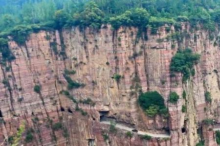 绝壁千仞空谷幽深的意思