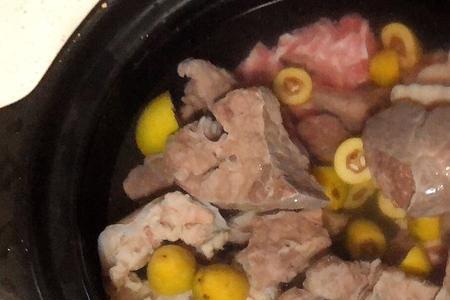 猪肺响螺片橄榄梨煲汤的做法