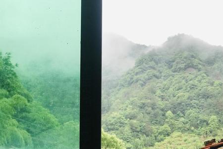 青山隐居心自远的意思