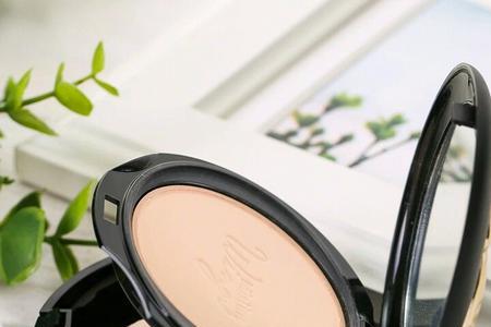 定妆水好用还是散粉好用