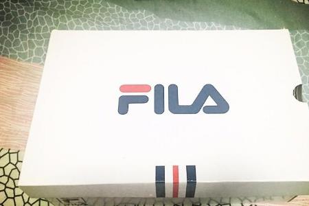 斐乐鞋子有胶水痕迹