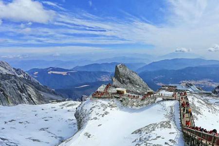 玉龙雪山为什么是蓝色的