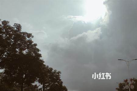 半雨半晴意思是什么