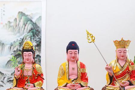 如来佛祖的身边有两个菩萨