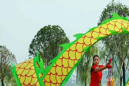 舞龙彩带的技巧