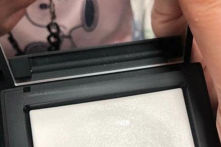 nars大白饼底下为什么是塑料