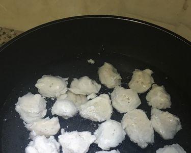 白色衣服沾到鱼蛋的酱怎么洗掉