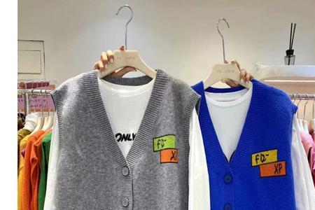儿童的v领马甲毛衣怎么配卫衣