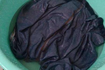 盐水泡过衣服不掉色是真的吗