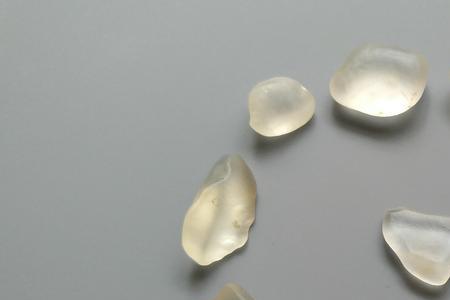 金丝玉月光白宝石光鉴别标准