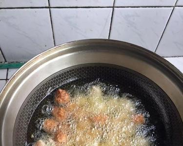 炸丸子的油发黑怎么处理干净