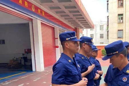专职消防员有蓝色衬衫吗