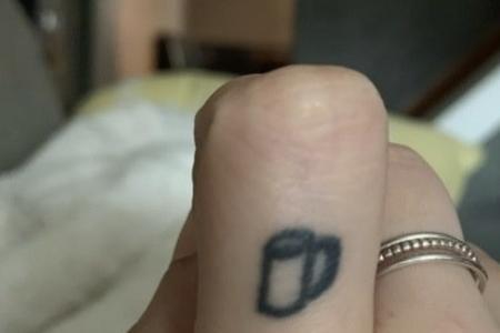 女人无名指纹身寓意