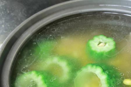 苦瓜豌豆排骨汤的做法