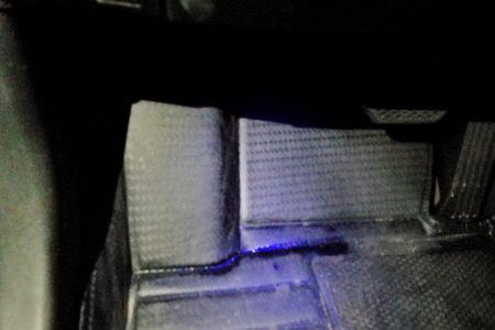 车子内部脚垫渗油