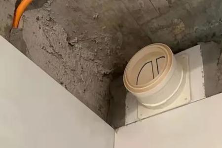 厕所墙上有个洞一直往上冒臭气
