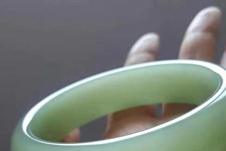 青黄口手镯与湖水绿手镯哪个好