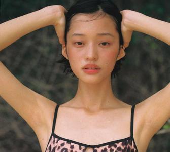 为什么连体泳衣屁股后面有根筋