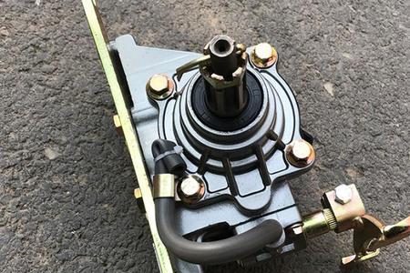 110三轮摩托车自动离合器如何更换