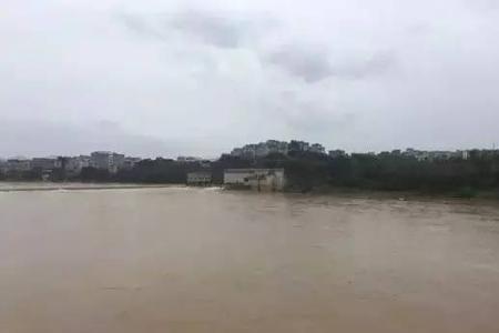 形容暴雨后的江水