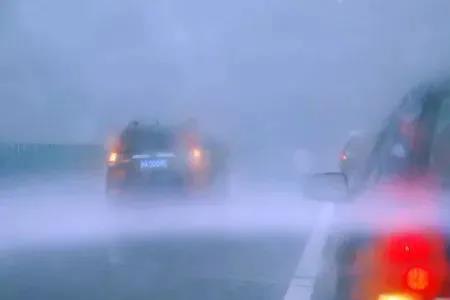 为什么下雨天会有雾气