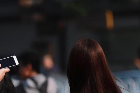 耐看的背影让人浮想联翩啥意思