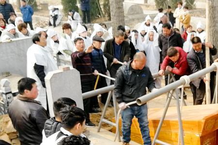 天津白事人死后磕几个头