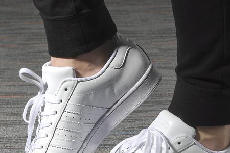 高个男生适合穿ADIDAS贝壳头吗