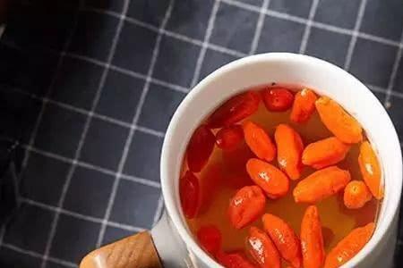 枸杞用热水泡后褪色正常吗