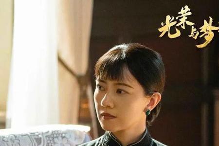 光荣与理想里的讲解员是谁