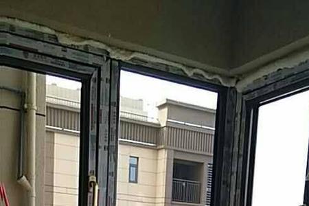 断桥铝窗户外开应安几道密封条
