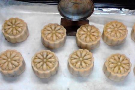 拌十斤月饼皮放多少碱水
