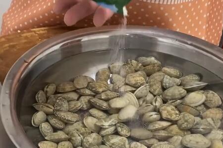 花甲焯水和焯水意思一样吗