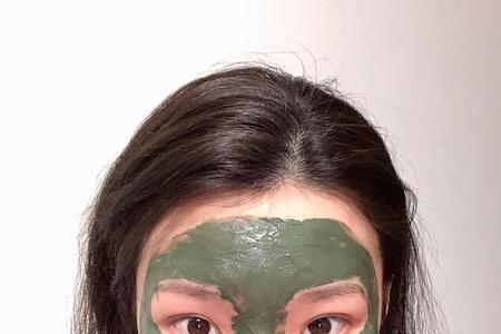 面膜纸上敷泥膜的正确方法