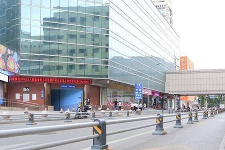 济南七里铺市场有停车的地吗