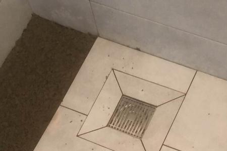 如何更换地漏而不损坏瓷砖