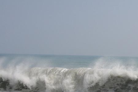 汕涌澎湃和波涛起伏哪个厉害