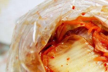 酸菜坛子里有白色漂浮物能吃吗