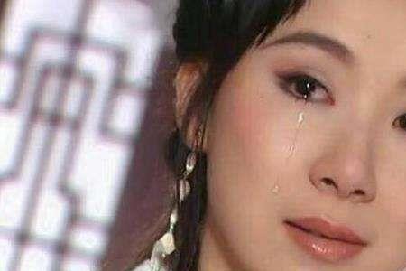 哭得梨花带雨的意思