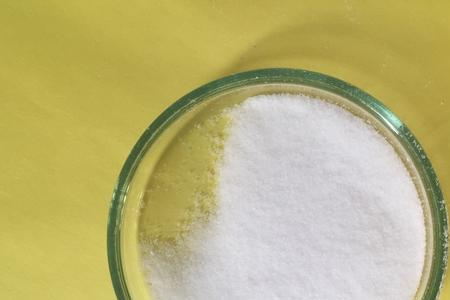 无水硫酸钠的用途可以去油吗