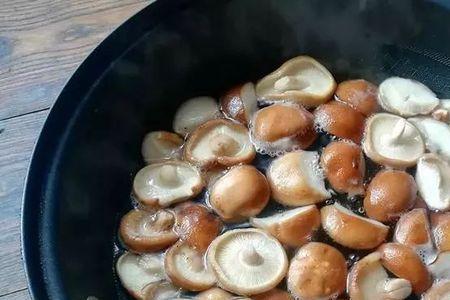香菇焯水放糖还是放盐