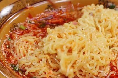 生牛肉可以直接煮泡面吗