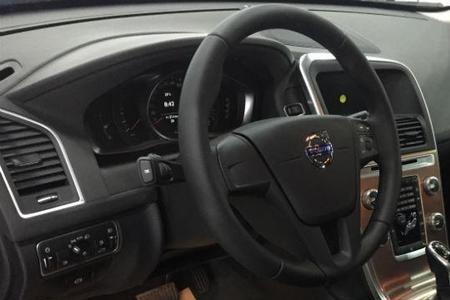 xc60汽油报警红灯亮还跑对车有害吗