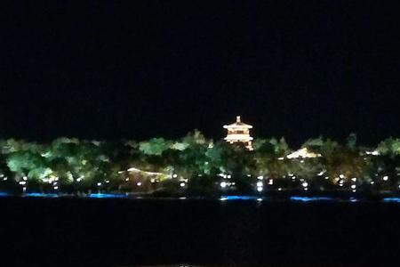 怎么形容湖边的夜景